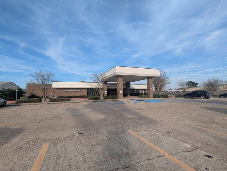 More Photos Of 1323 S 27th St, Nederland Medical For Sale