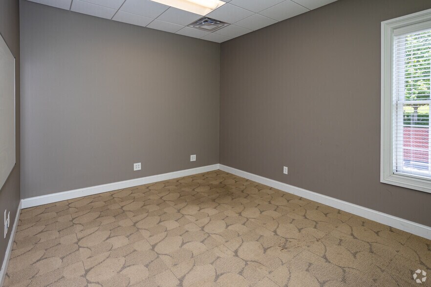 More Photos Of 120 Suburban Rd, Knoxville Office For Lease