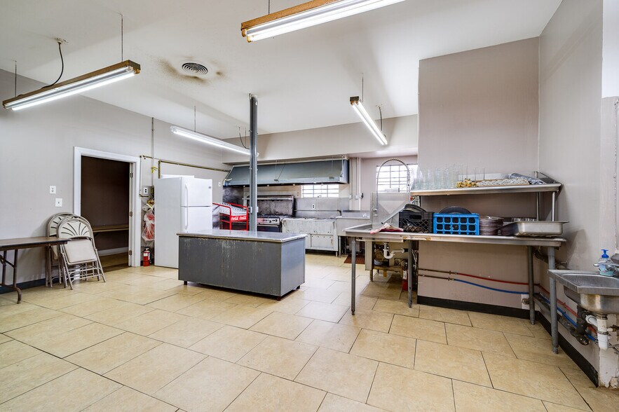 More Photos Of 6962 Coles Rd, Middletown General Retail For Sale