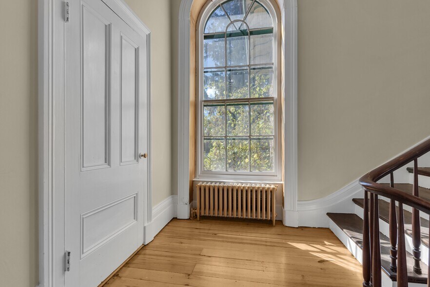 More Photos Of 389 King St E, Gananoque Office For Sale