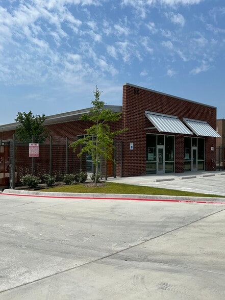 More Photos Of 4480 Alpha Rd, Dallas Flex For Lease