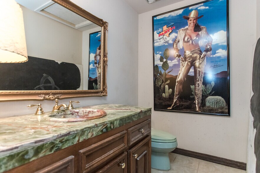 More Photos Of 4821 Broadway St, Addison Office For Sale