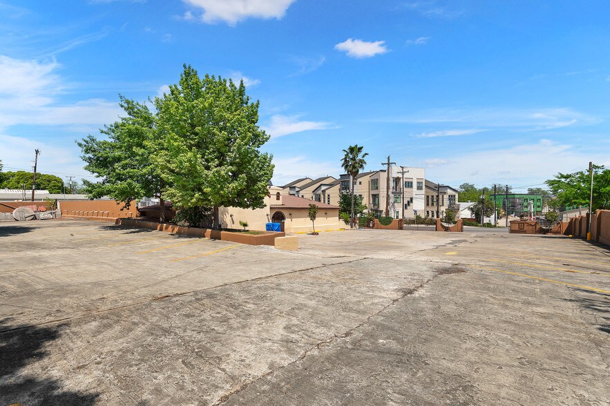 More Photos Of 2121 N Saint Marys St, San Antonio Restaurant For Lease