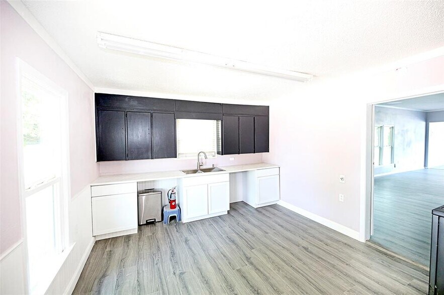 More Photos Of 410 W Wise St, Bowie Light Manufacturing For Sale