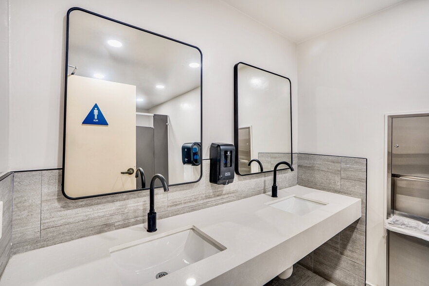 More Photos Of 4411 Mercury St, San Diego Unknown For Lease