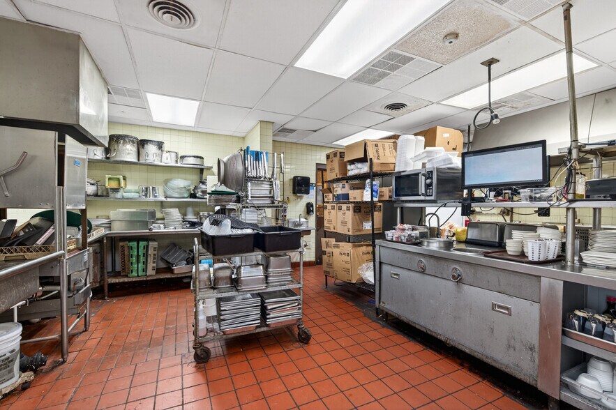 More Photos Of 17646 NE Central Ave, Ham Lake Restaurant For Sale