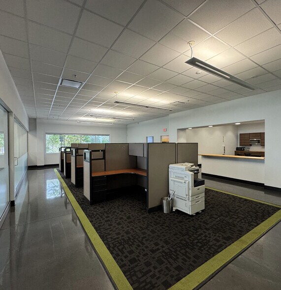 More Photos Of 660 Garden Commerce Pky, Winter Garden Warehouse For Sale