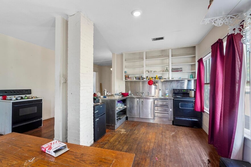More Photos Of 505 S Washington St, Kaufman Storefront Retail Office For Sale