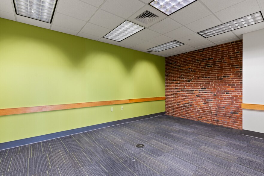 More Photos Of 140 Mill St, Lewiston Office Residential For Sale