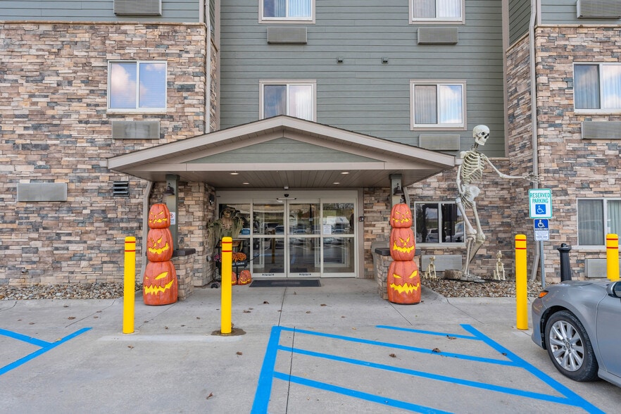 More Photos Of 975 Sheffield St, Washington Hotel For Sale