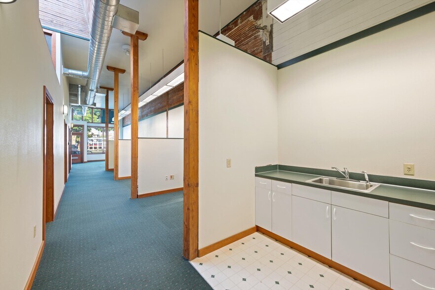 More Photos Of 215 Prospect St, Bellingham Office For Sale