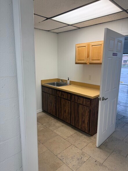 More Photos Of 1412-1414 Viscaya Pky, Cape Coral Warehouse For Lease