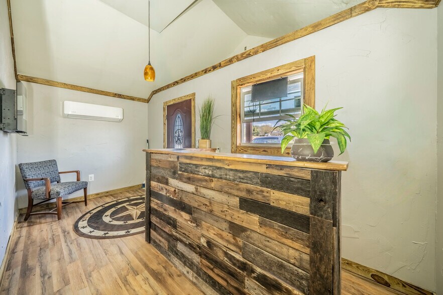 More Photos Of 812 S Parkway Dr, Alvarado Loft Creative Space For Lease