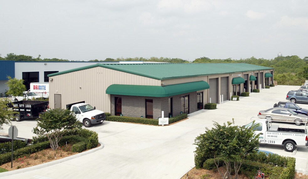 More Photos Of 720 Business Park Blvd, Winter Garden Light Distribution For Lease