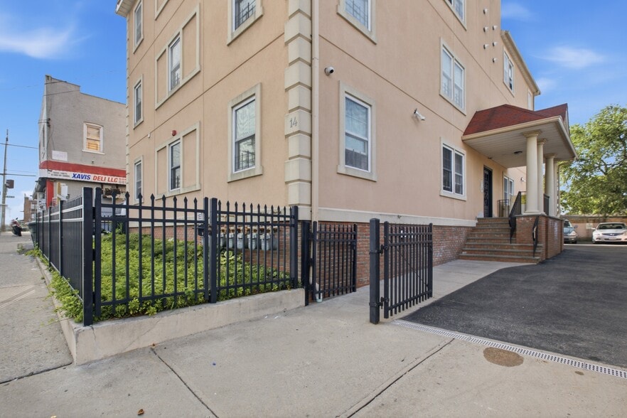 Primary Photo Of 14 E Sandford Blvd, Mount Vernon Apartments For Sale