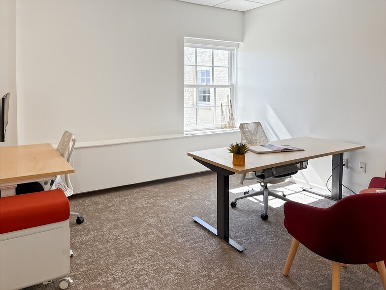 More Photos Of 2027 Dodge St, Omaha Coworking Space