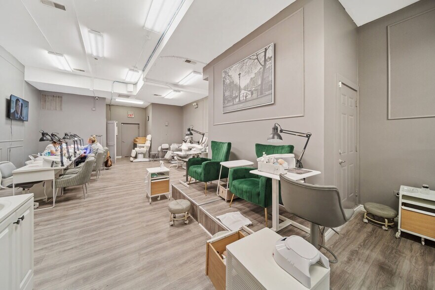 More Photos Of 114-120 N Halsted St, Chicago Storefront Retail Office For Sale