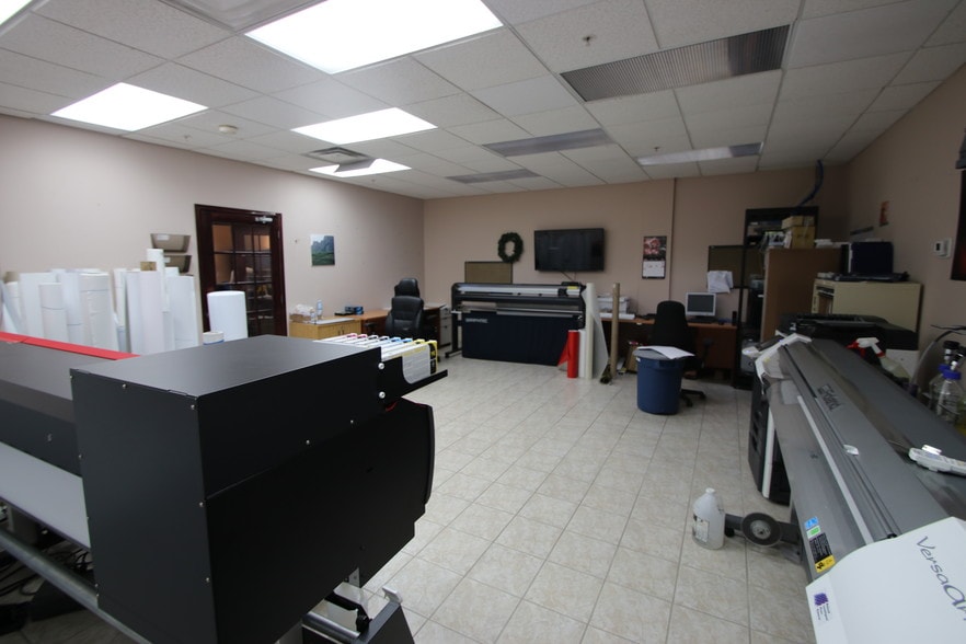 More Photos Of 102-118 Ch Du Tremblay, Boucherville Warehouse For Lease