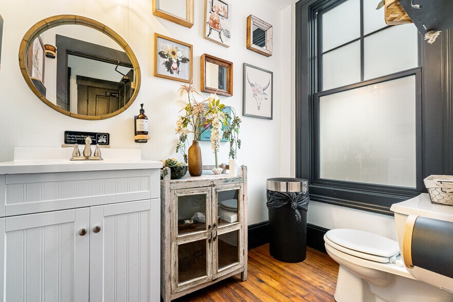 More Photos Of 117 E Riverside Dr, Jeffersonville Restaurant For Lease