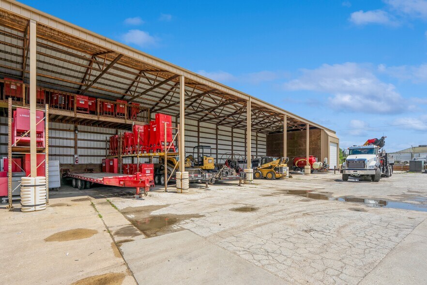 More Photos Of 2301 Fleur Dr, Des Moines Warehouse For Sale