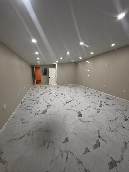 More Photos Of 150 N Delaware Ave, Lindenhurst Storefront Retail Residential For Lease