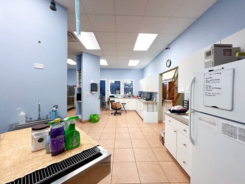 More Photos Of 6580 69th St, Vero Beach Veterinarian Kennel For Sale