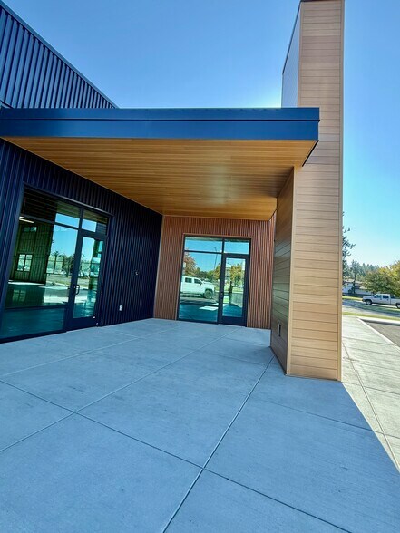 More Photos Of 3912 N Schreiber Way, Coeur d'Alene Flex For Lease