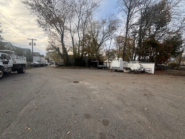 More Photos Of 249 Broadway, Amityville Warehouse For Lease
