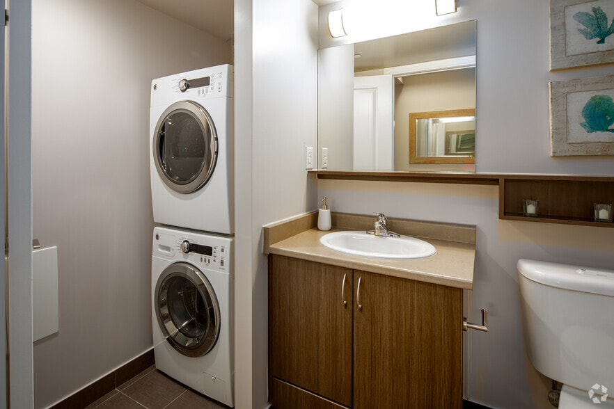 More Photos Of 570 Bay St, Toronto Apartments For Lease