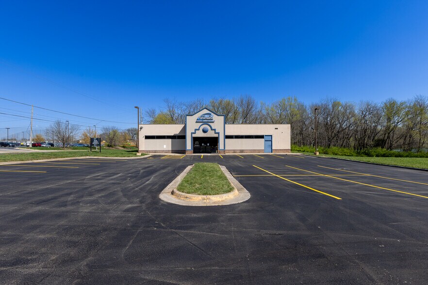 More Photos Of 8445 N Main St, Kansas City Freestanding For Lease
