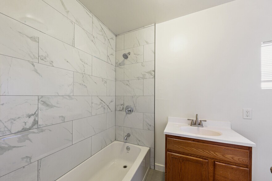 More Photos Of 15323 Paramount Blvd, Paramount General Retail For Sale