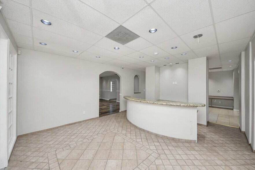 More Photos Of 926 N Wilcrest Dr, Houston Medical For Sale