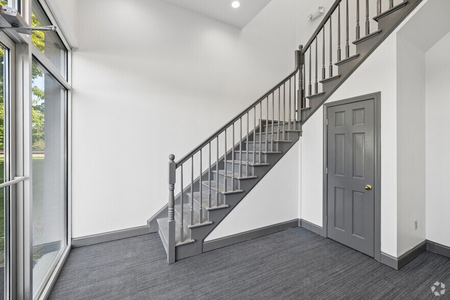 More Photos Of 6 Willow Rd, Ayer Warehouse For Lease