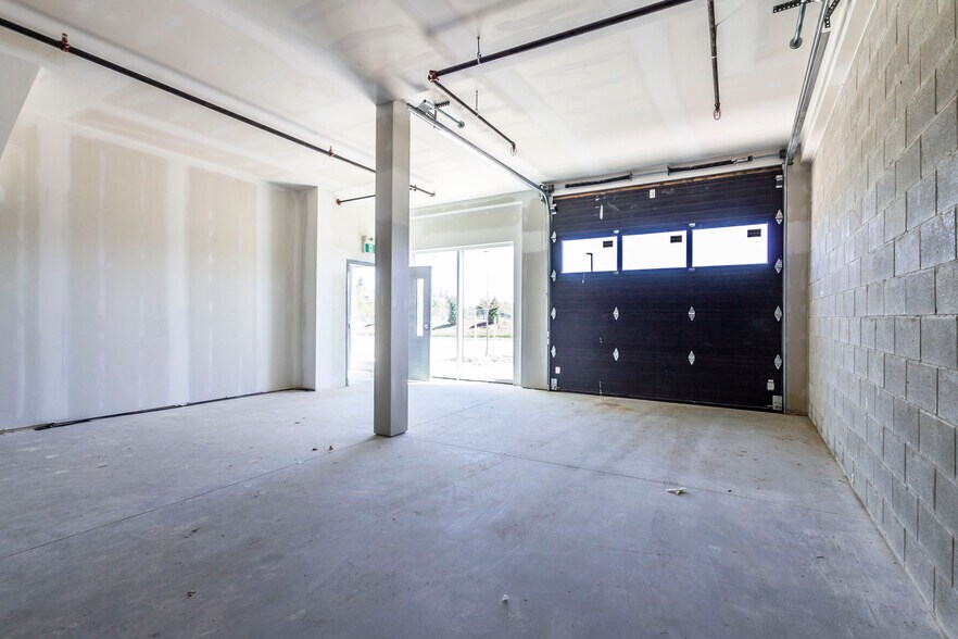 More Photos Of 585 Hanlon Creek Blvd, Guelph Showroom For Sale