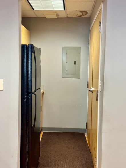 More Photos Of 160 S Turnpike Rd, Wallingford Light Distribution For Lease