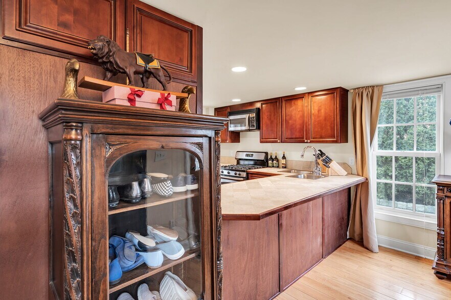 More Photos Of 137 Stockton St, Hightstown Flex For Sale