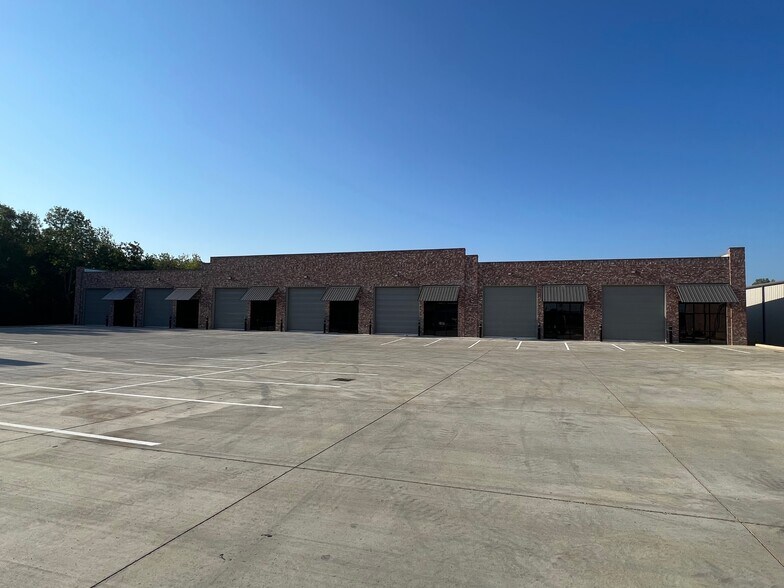 More Photos Of 124 Kimball Dr, Madison Showroom For Lease