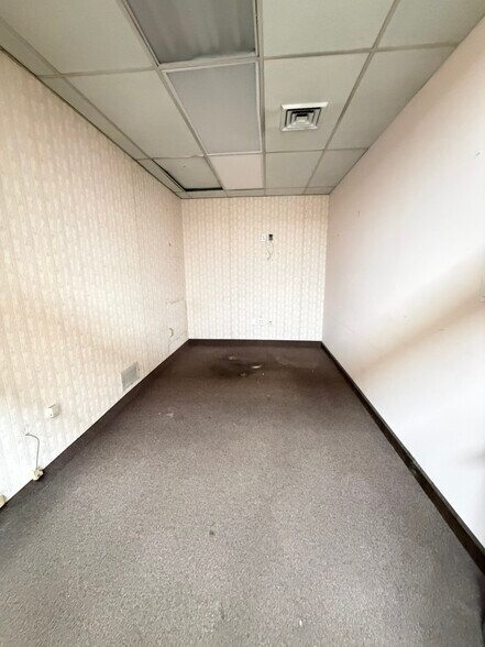 More Photos Of 86 Front St, Hempstead Storefront Retail Office For Sale