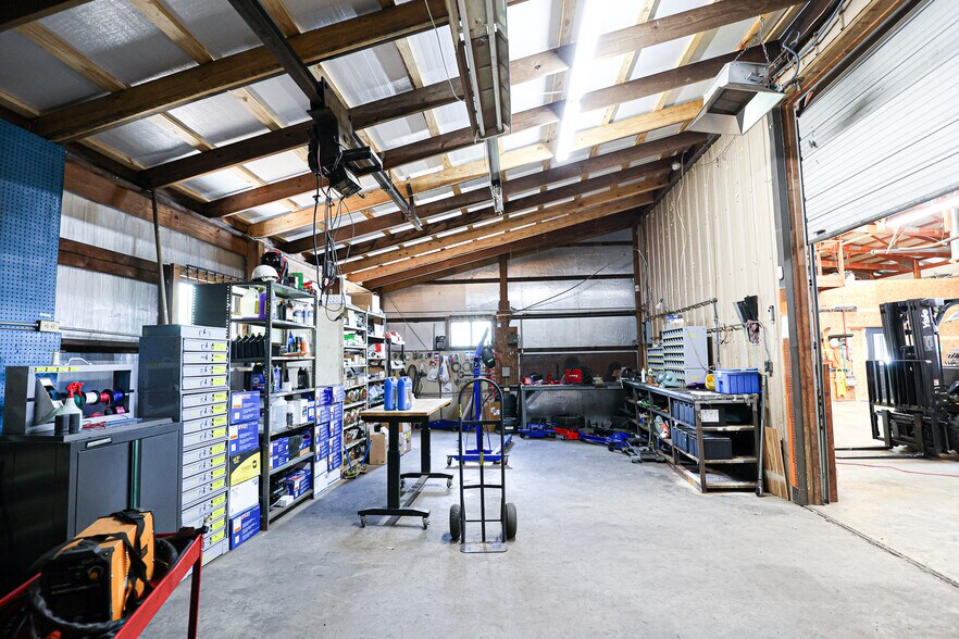 More Photos Of 430 US-62 E, Eddyville Auto Repair For Sale