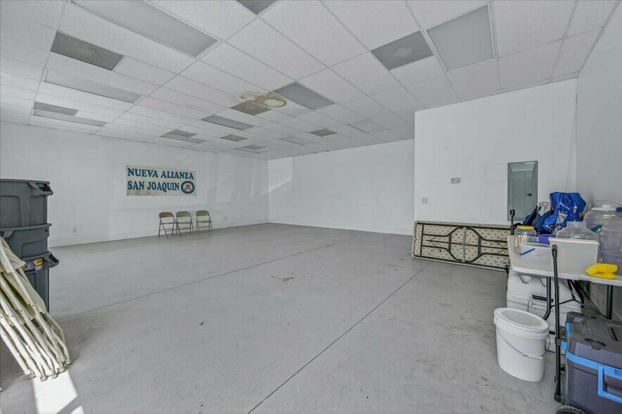More Photos Of 8339 W Elm Ave, San Joaquin General Retail For Lease