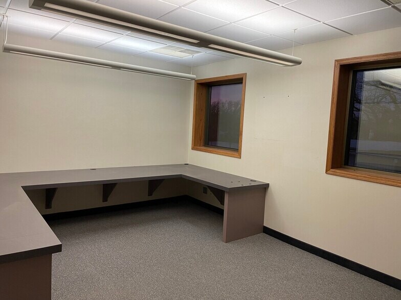More Photos Of 615 Nokomis St, Alexandria Office For Lease