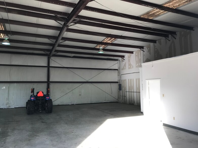 More Photos Of 17704 French Rd, Houston Industrial For Lease