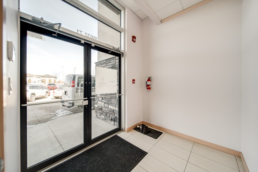 More Photos Of 16620 71 St NW, Edmonton Storefront For Sale