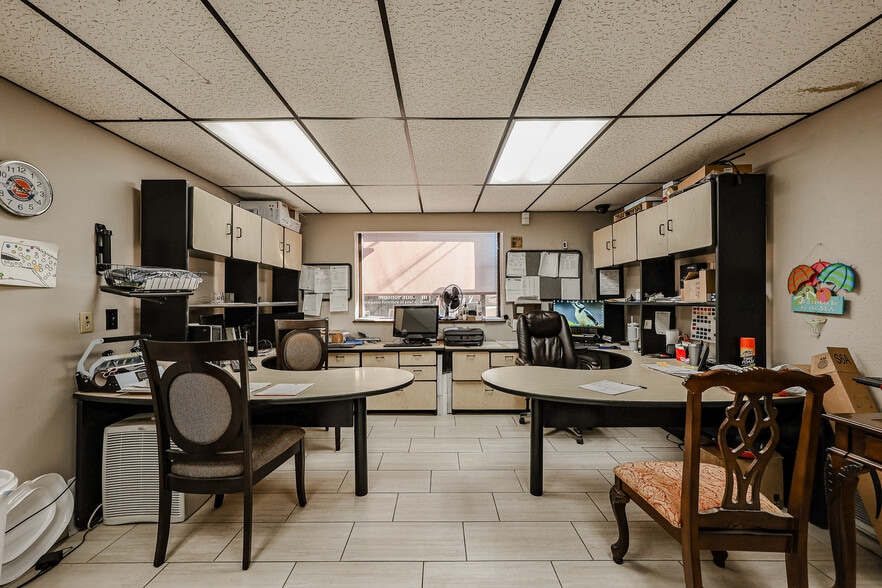 More Photos Of 236 S Alma School Rd, Mesa Showroom For Sale