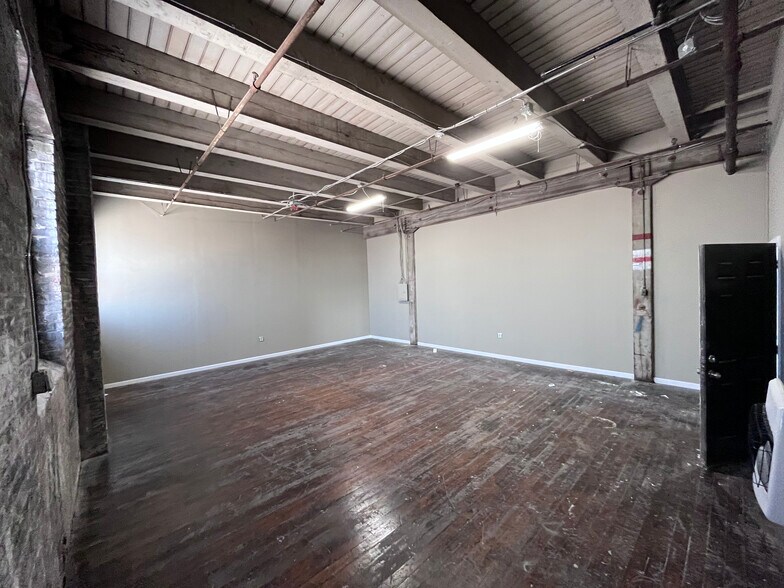 More Photos Of 1300 W 13th St, Kansas City Warehouse For Lease