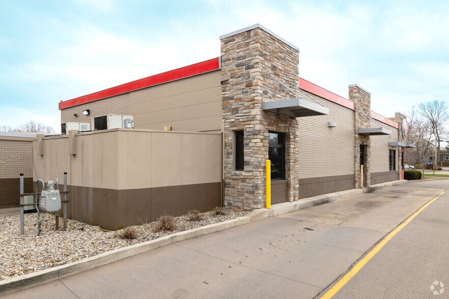 More Photos Of 837 W Chicago Blvd, Tecumseh Fast Food For Sale