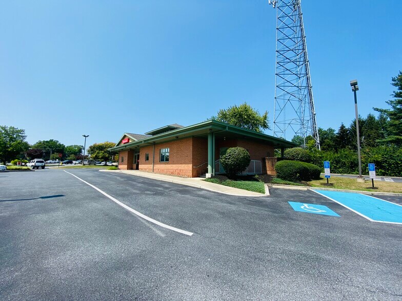 More Photos Of 3060 Industry Dr, Lancaster Specialty For Lease