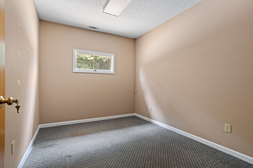 More Photos Of 735 N Townville St, Seneca Medical For Sale