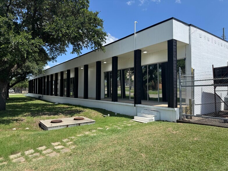 More Photos Of 7205 Envoy Ct, Dallas Showroom For Sale