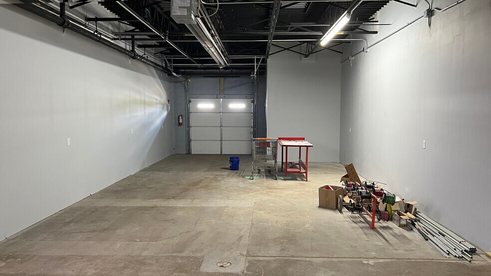 More Photos Of 224 N Stewart Ave, Springfield Warehouse For Lease